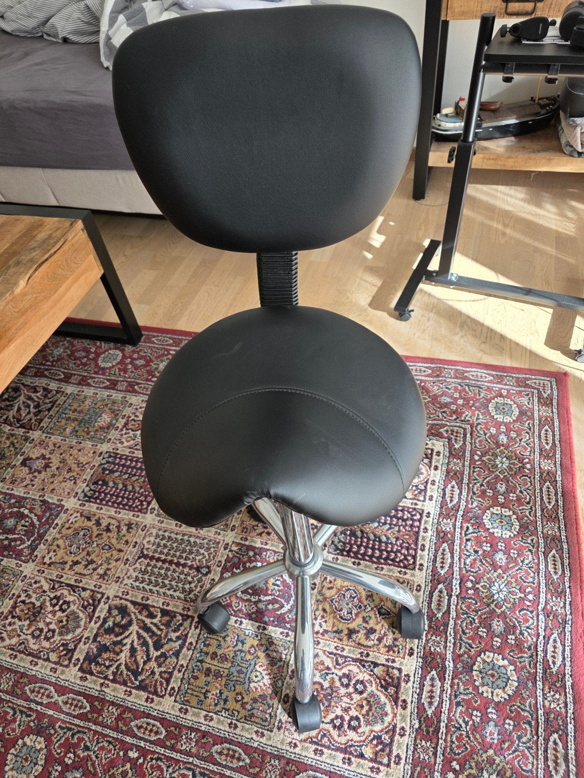 Zwarte ergonomische zadelkruk met rugleuning, Ophalen, Zwart, Zo goed als nieuw, Bureaukruk