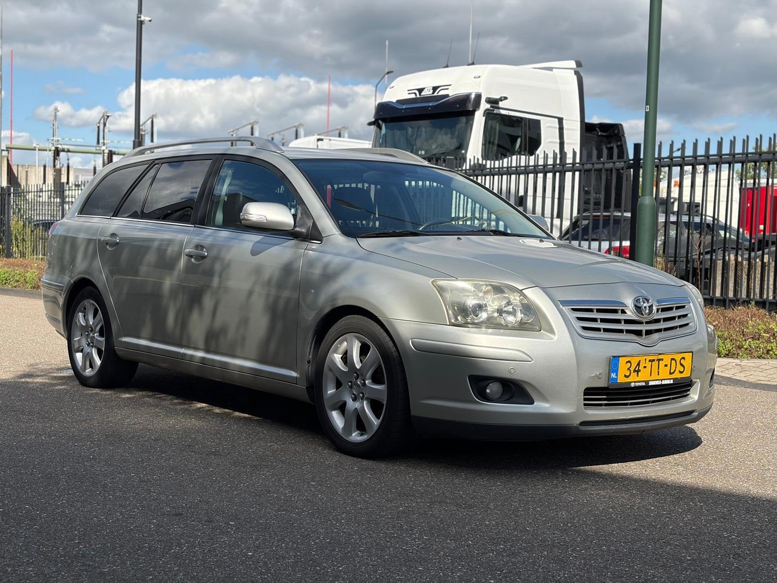 Toyota Avensis Wagon 2.0 VVTi Executive Export, Auto's, Voorwielaandrijving, 4 cilinders, Euro 4, Zilver of Grijs