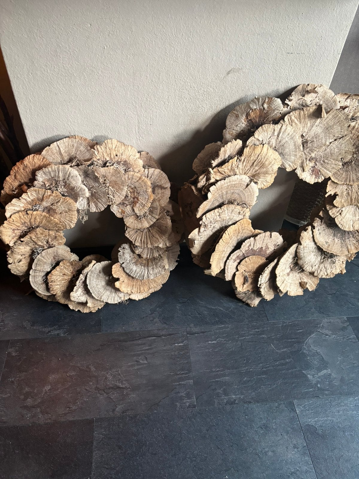 Twee stoere zwam kransen voor sober interieur, Ophalen, Gebruikt