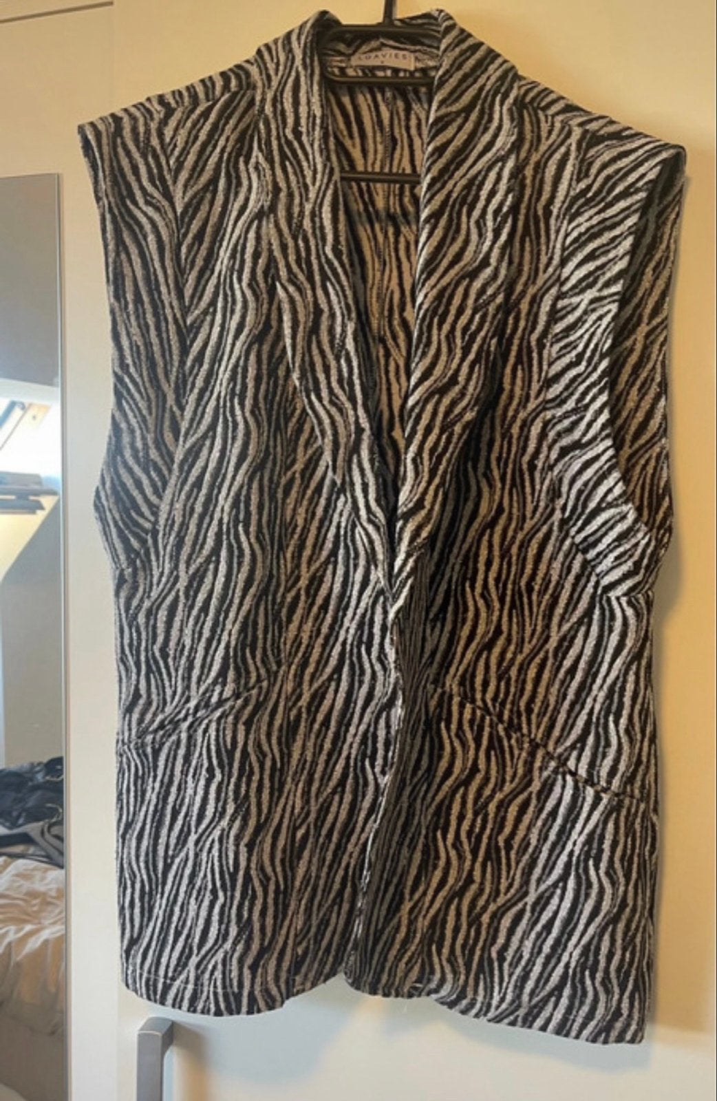 Zebraprint mouwloos jasje, Kleding | Dames, Bodywarmers, Verzenden, Zo goed als nieuw, Maat 38/40 (M), Zwart