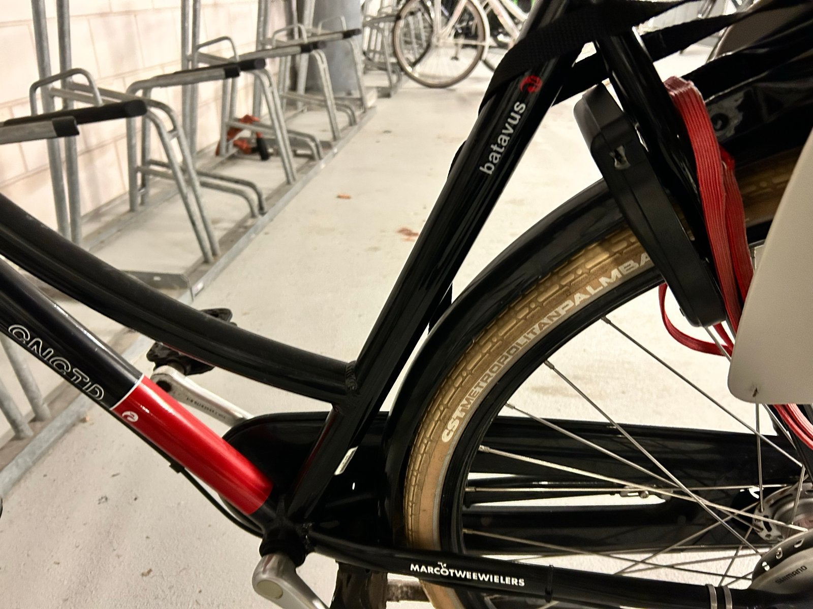 Foto 5 van Batavus damesfiets met kinderzitje en mand - Goede staat