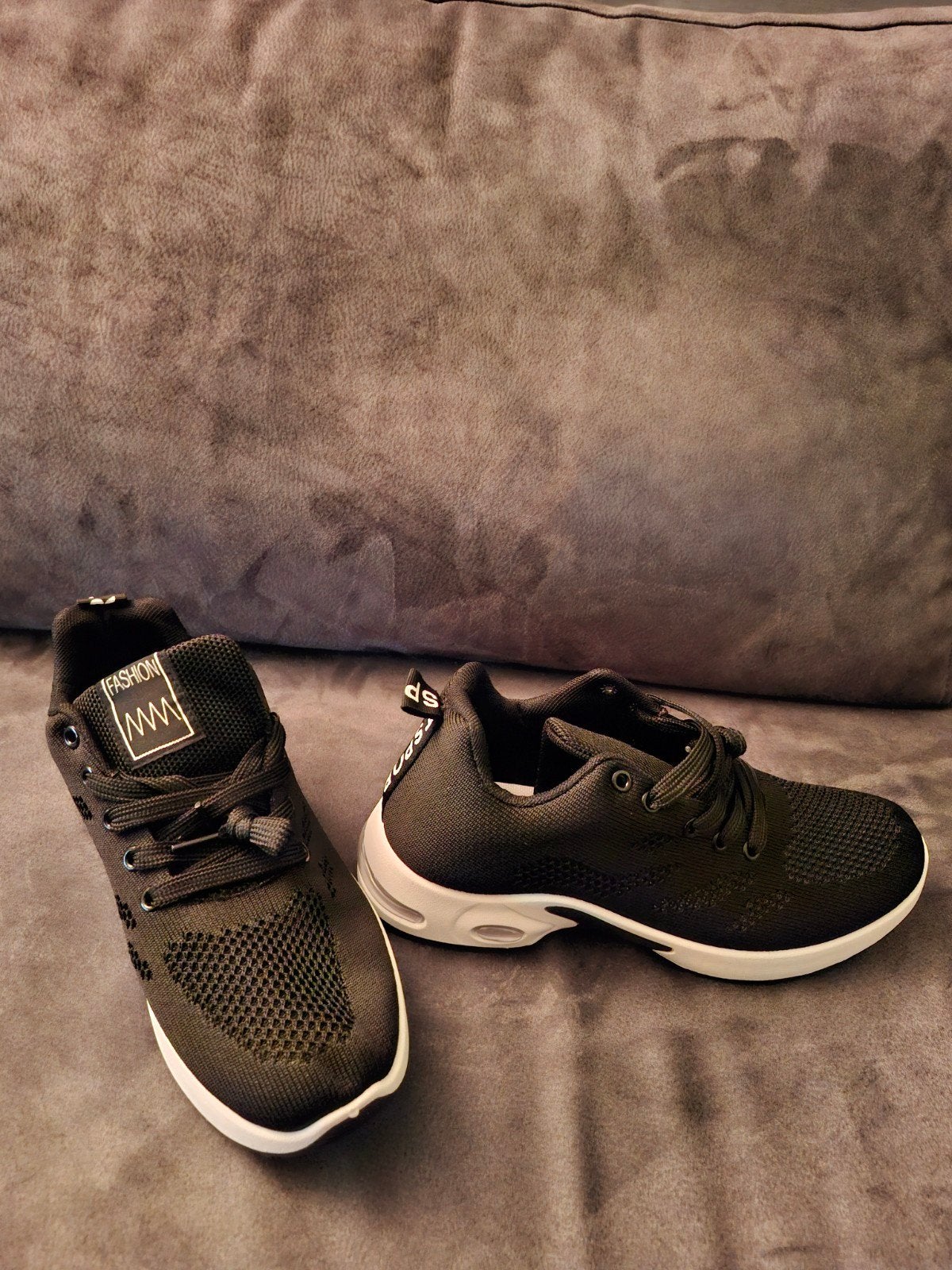 zwarte schoenen maat 41 valt iets kleiner helemaal nieuw, Kleding | Dames, Ophalen of Verzenden, Zo goed als nieuw, Zwart, Sneakers of Gympen