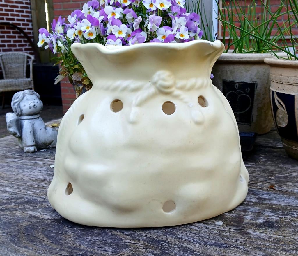 Grote keramieken bloempot - zachtgeel - (kleine mankementen), Gebruikt, Binnen, Ophalen of Verzenden, Overige vormen