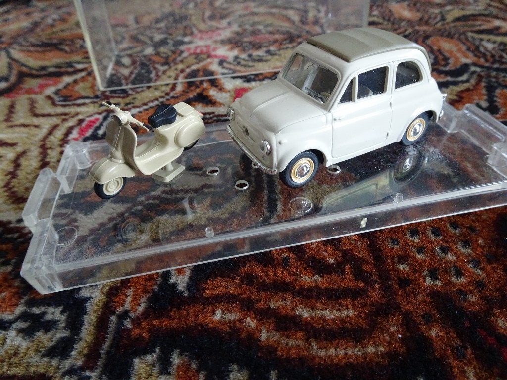 FIATJE  500 MET  SCHOETER IN BOX 1;43 ALS NIEUW, Ophalen of Verzenden, Zo goed als nieuw, Auto, Overige merken
