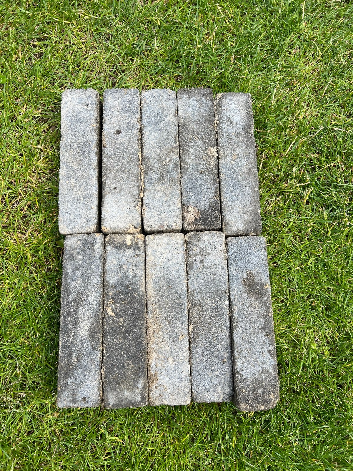 Gratis: 320st (3.2 m2) grijze beton waaltjes, Tuin en Terras, Tegels en Klinkers, Ophalen, Overige materialen, Gebruikt, 5 tot 10 m²
