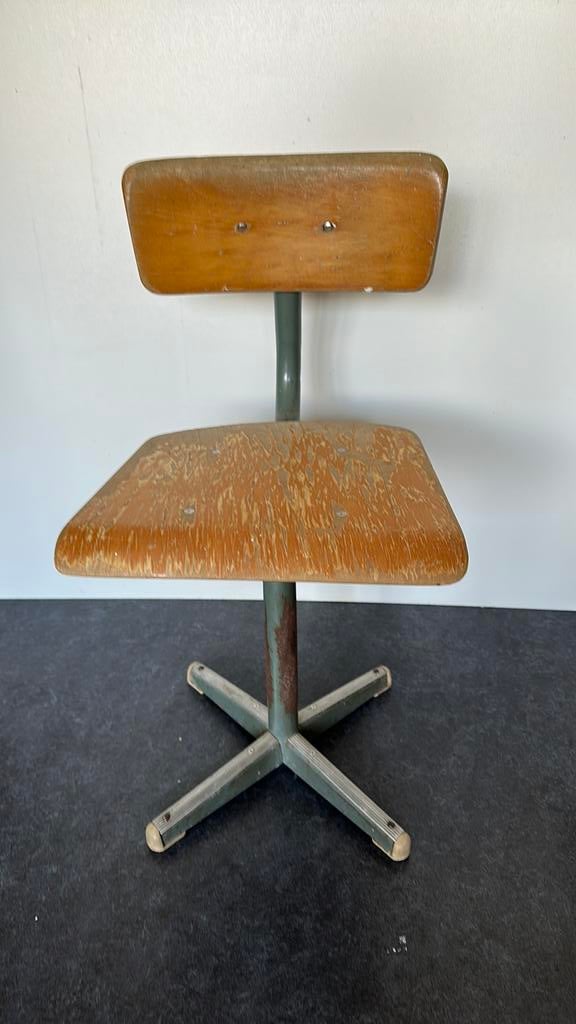 Vintage, industrieel kinder-schoolstoeltje., Kinderen en Baby's, Kinderkamer | Tafels en Stoelen, Ophalen, Gebruikt, Stoel(en)