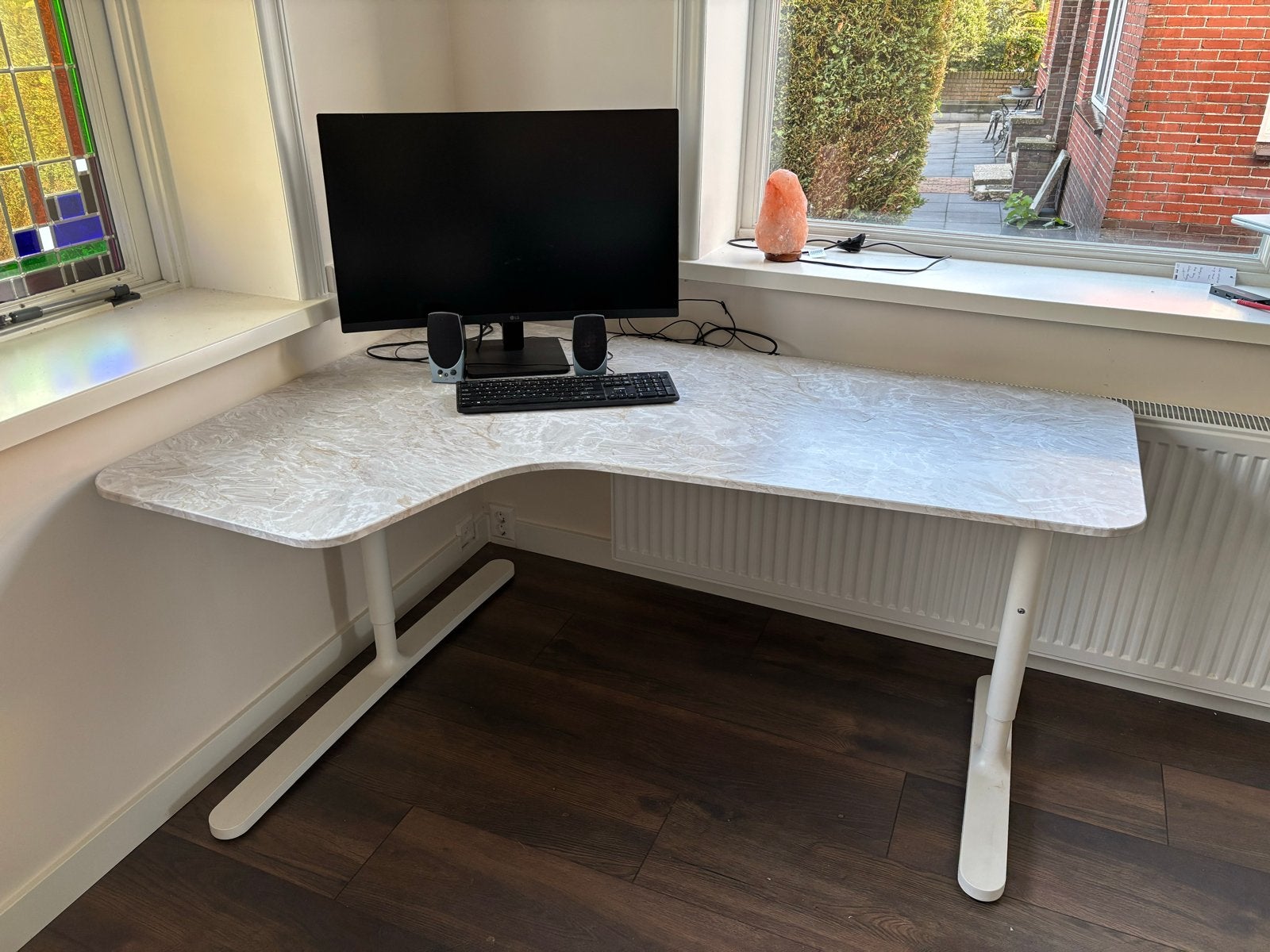 Verstelbaar hoekbureau (marmerlook), Huis en Inrichting, Ophalen, Gebruikt, Spaanplaat of MDF, Hoekbureau