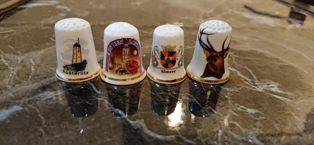 4 porseleinen vingerhoedjes - verzamelobjecten, Ophalen of Verzenden, Tweedehands