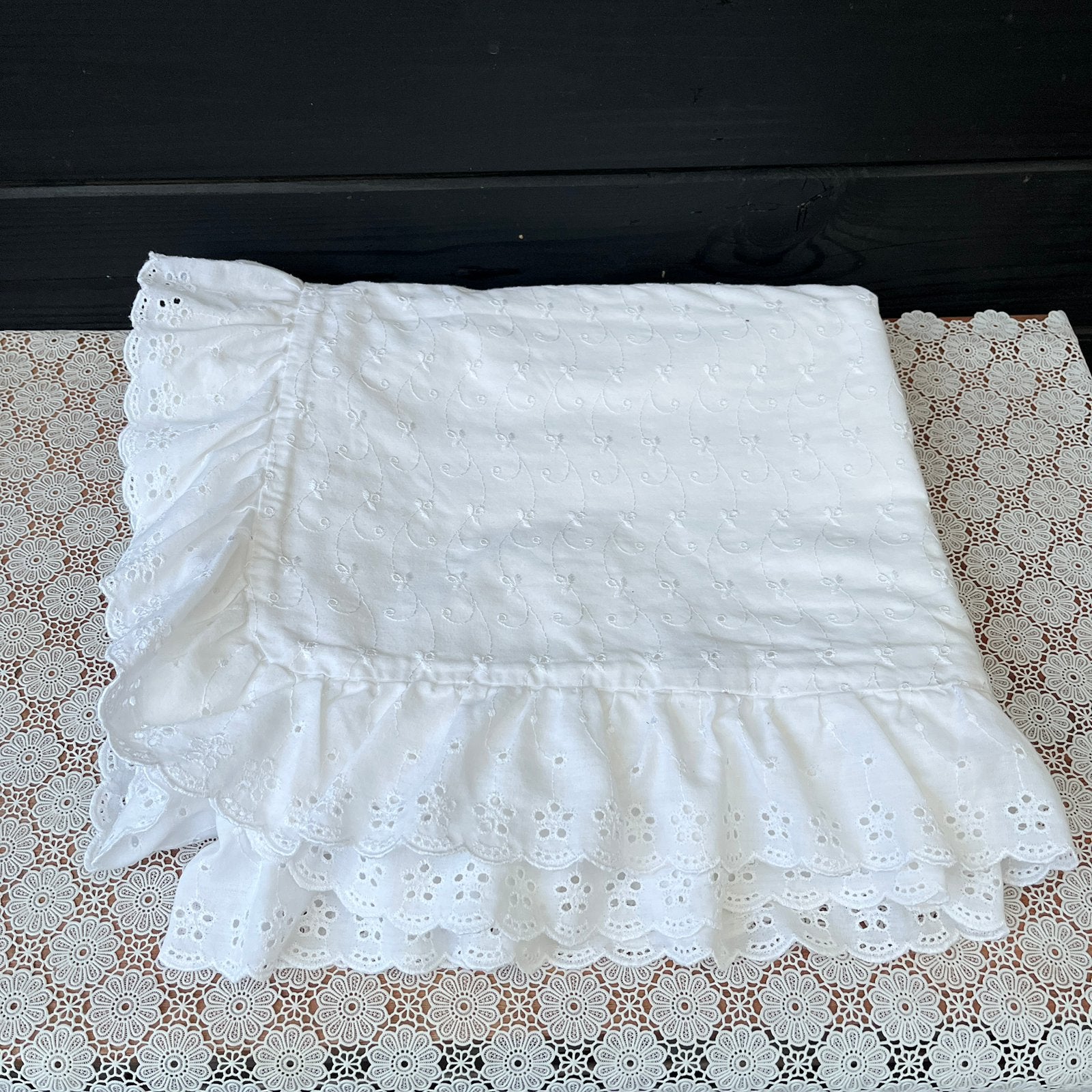 Witte katoenen dekenhoes van broderie kant en ruches, Ophalen of Verzenden