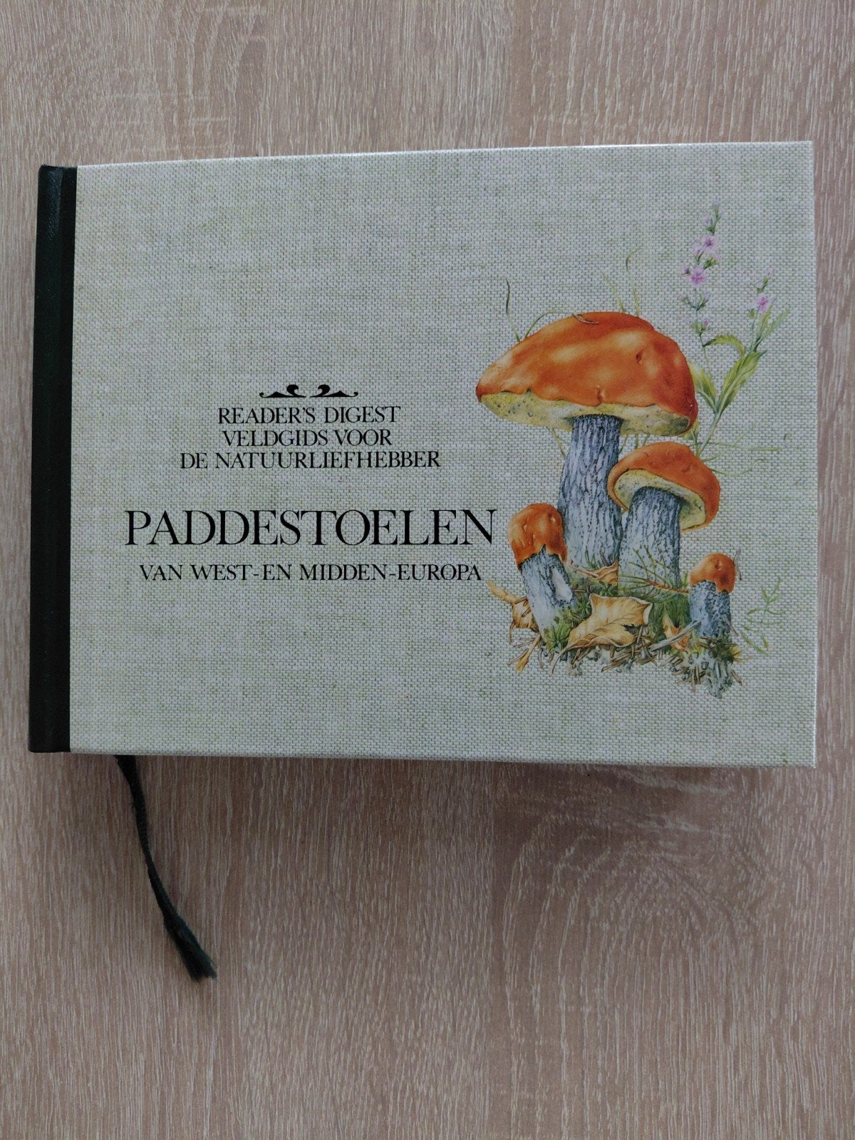 Veldgids Paddenstoelen van West- en Midden-Europa, Boeken, Ophalen of Verzenden, Zo goed als nieuw, Overige onderwerpen, Reader's Digest