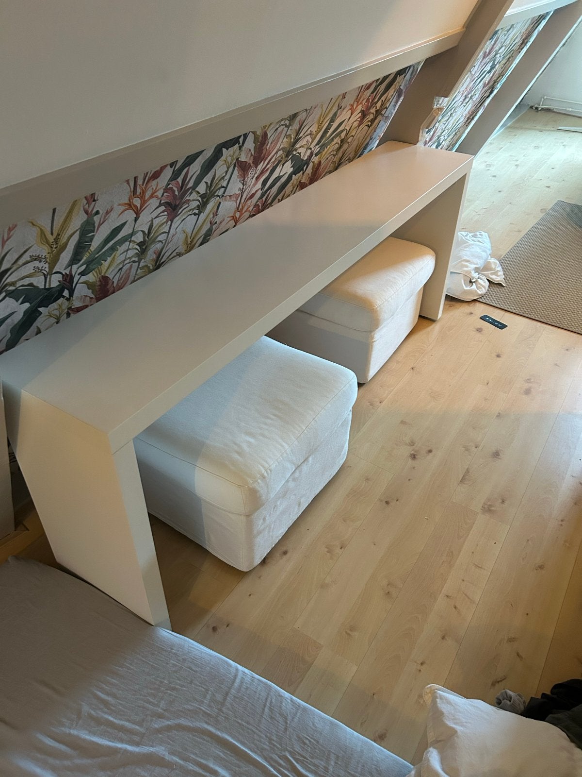 Lange smalle tafel met twee poefjes, Ophalen, Gebruikt
