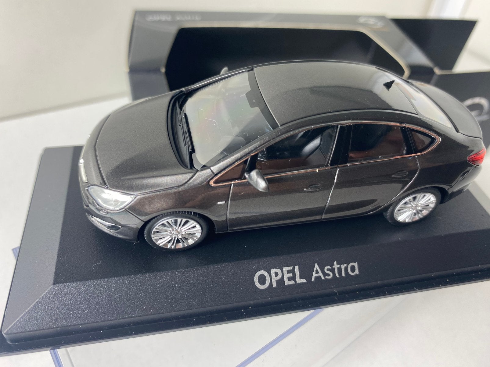1:43 opel astra-met kofferbak-opel dealer promo-norev, Hobby en Vrije tijd, Ophalen of Verzenden, Nieuw, Auto, Norev