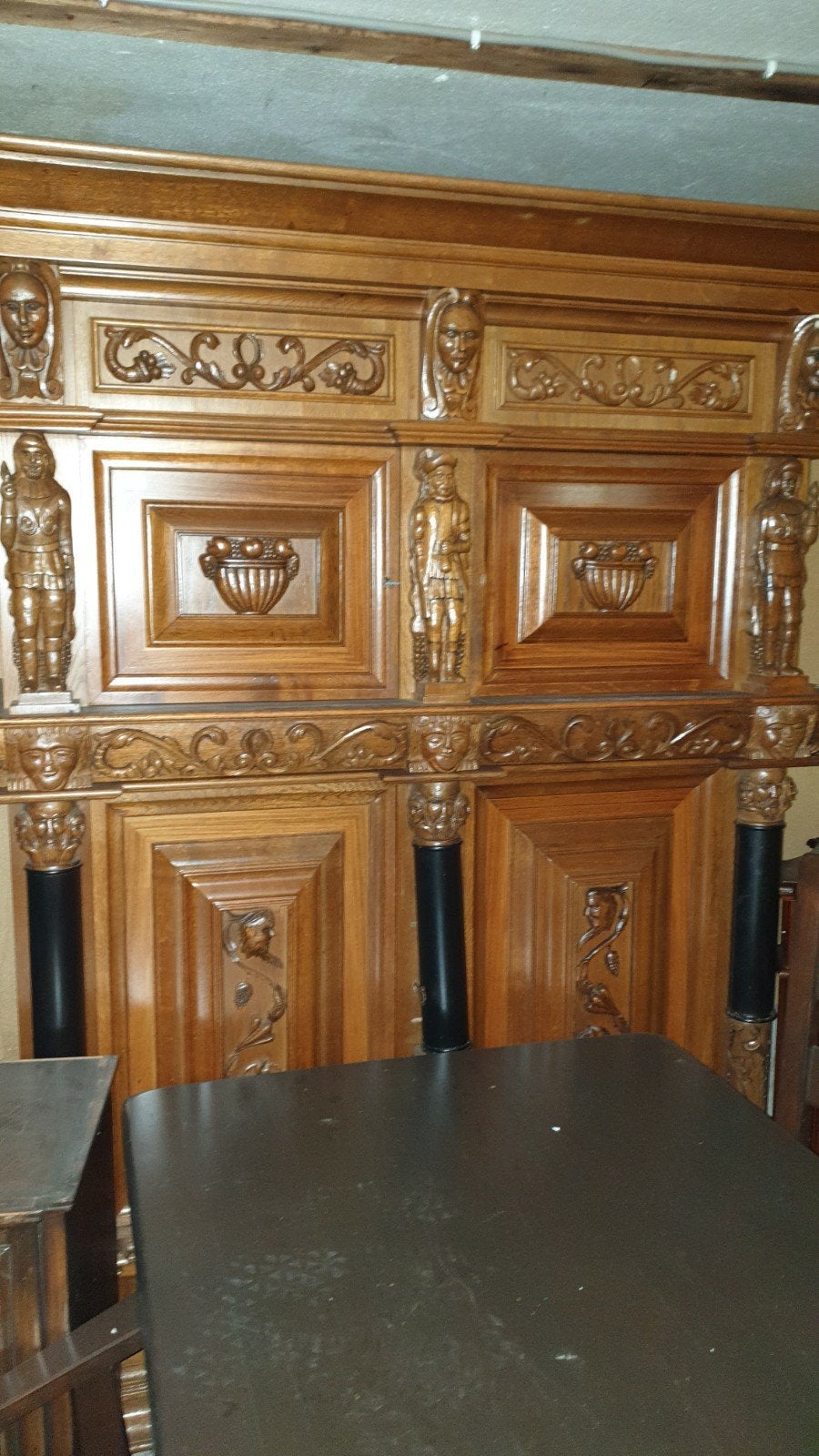 Antieke kussenkast met rijk houtsnijwerk, Ophalen
