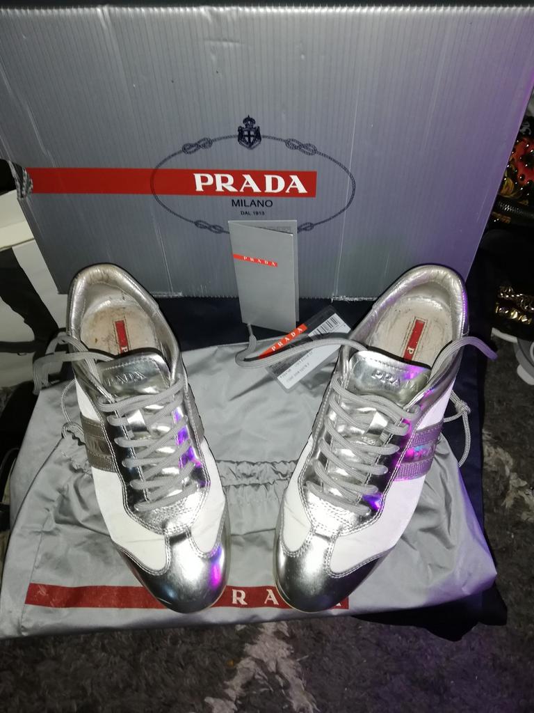 Prada sneakers maat 36 kleur zilver wit, Kleding | Dames, Schoenen, Prada, Wit, Ophalen of Verzenden, Sneakers of Gympen