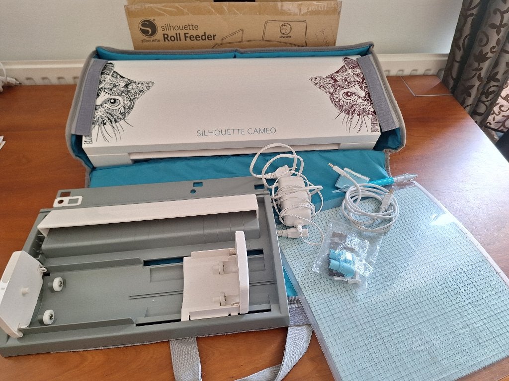 Witte Silhouette Cameo 3 met Roll feeder en opbergtas, Hobby en Vrije tijd, Ophalen, Gebruikt, Knutselmateriaal, Wit
