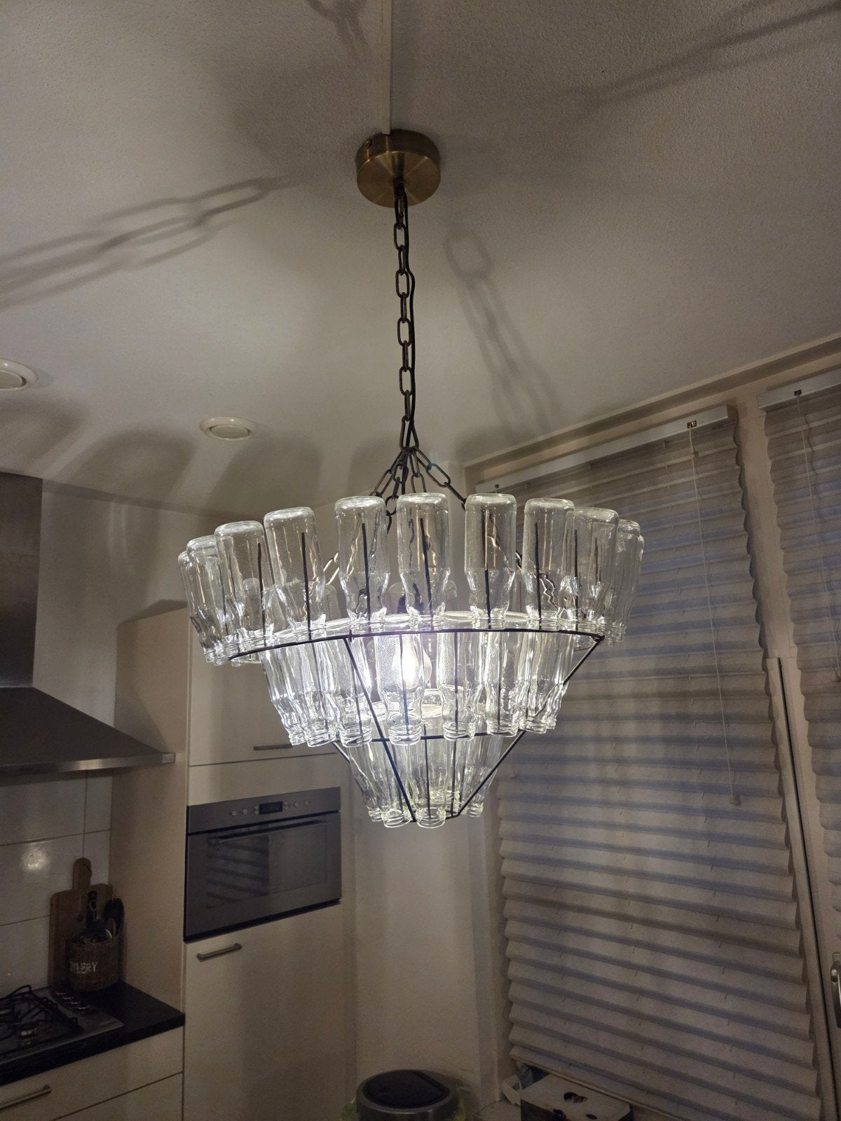 Unieke kroonluchter van gerecyclede glazen flessen, Huis en Inrichting, Lampen | Kroonluchters, Gebruikt, Uniek, Duurzaam, Industrieel, Modern