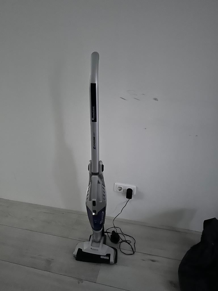 Turbotronic stofzuiger inclusief kruimeldief, Witgoed en Apparatuur, Stofzuigers, Ophalen of Verzenden, Zo goed als nieuw, Reservoir