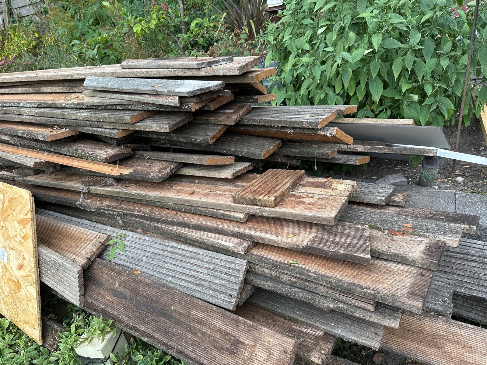 Bankirai hout Diverse planken en balken ongeveer 90 m2 28mm, Doe-het-zelf en Verbouw, Hout en Planken, Gebruikt, 25 tot 50 mm