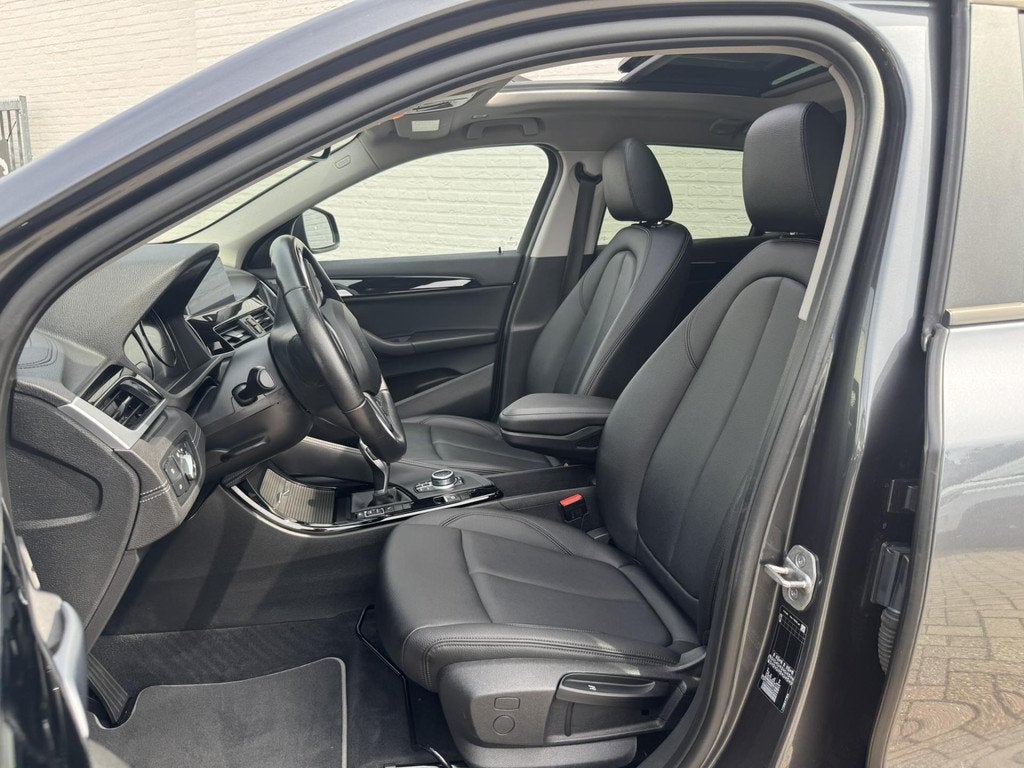 BMW X2 SDrive18i High Executive LED 19" M-sport velgen Panor, Gebruikt, Leder, Bedrijf, 19 km/l