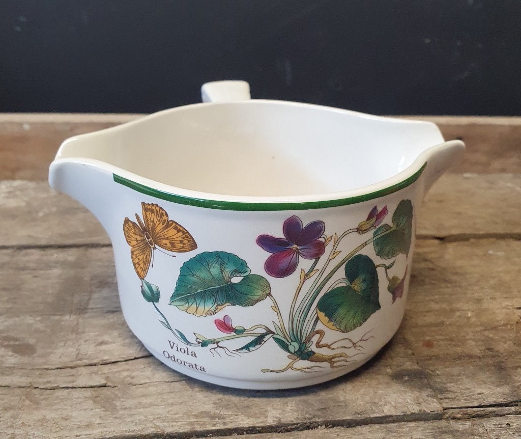 2235 Wedgwood sauciere klassiek blauw wit keramiek swiet, Overige typen, Ophalen of Verzenden, Zo goed als nieuw, Overige stijlen