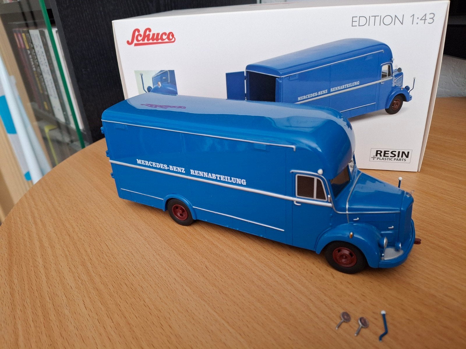 Mercedes-Benz O3500 Rennabteilung Schuco 1:43, Ophalen of Verzenden, Zo goed als nieuw, Formule 1