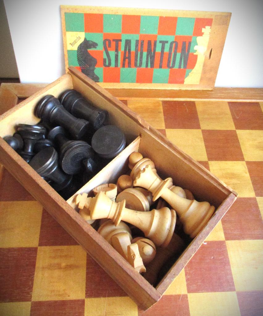 Staunton Oude Schaakstukken + Homas Schaakbord~+ Damstenen, Ophalen of Verzenden, Minder dan 500 stukjes, Gebruikt, Schaken