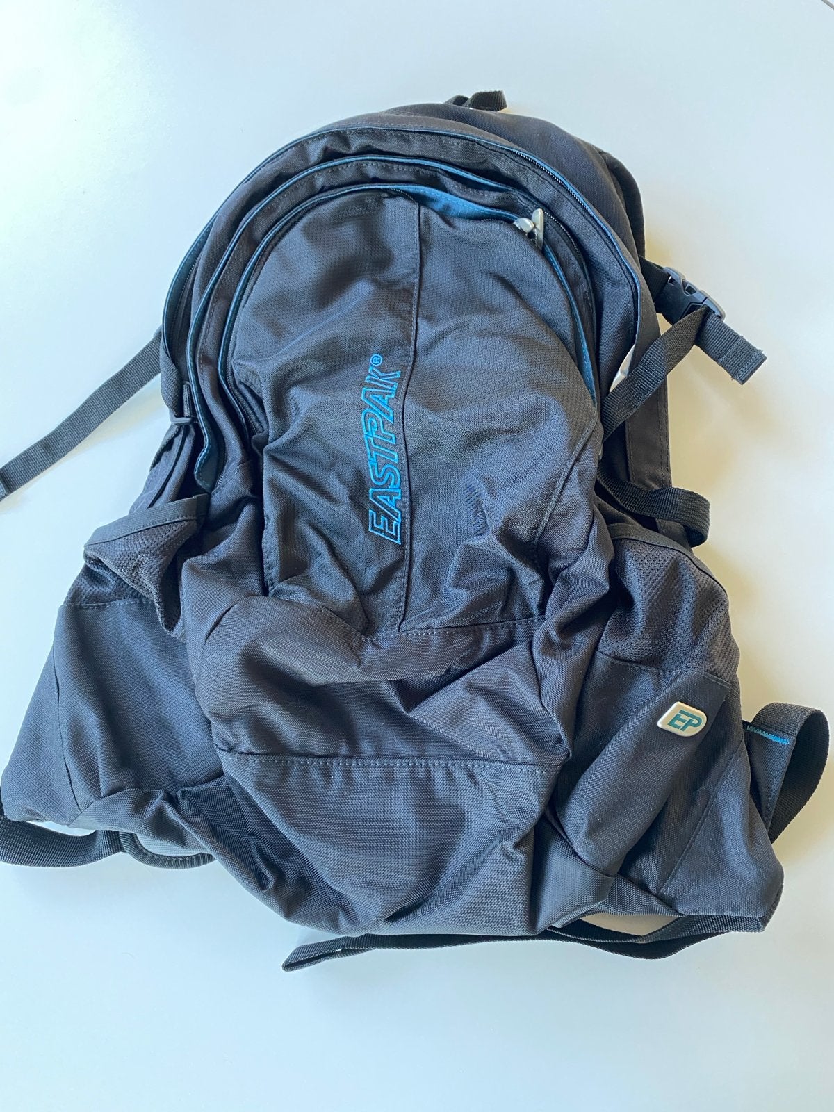 Eastpak rugzak - zwart met blauwe details, Sieraden, Tassen en Uiterlijk, 45 tot 60 cm, 25 tot 40 cm, Ophalen of Verzenden, Zo goed als nieuw
