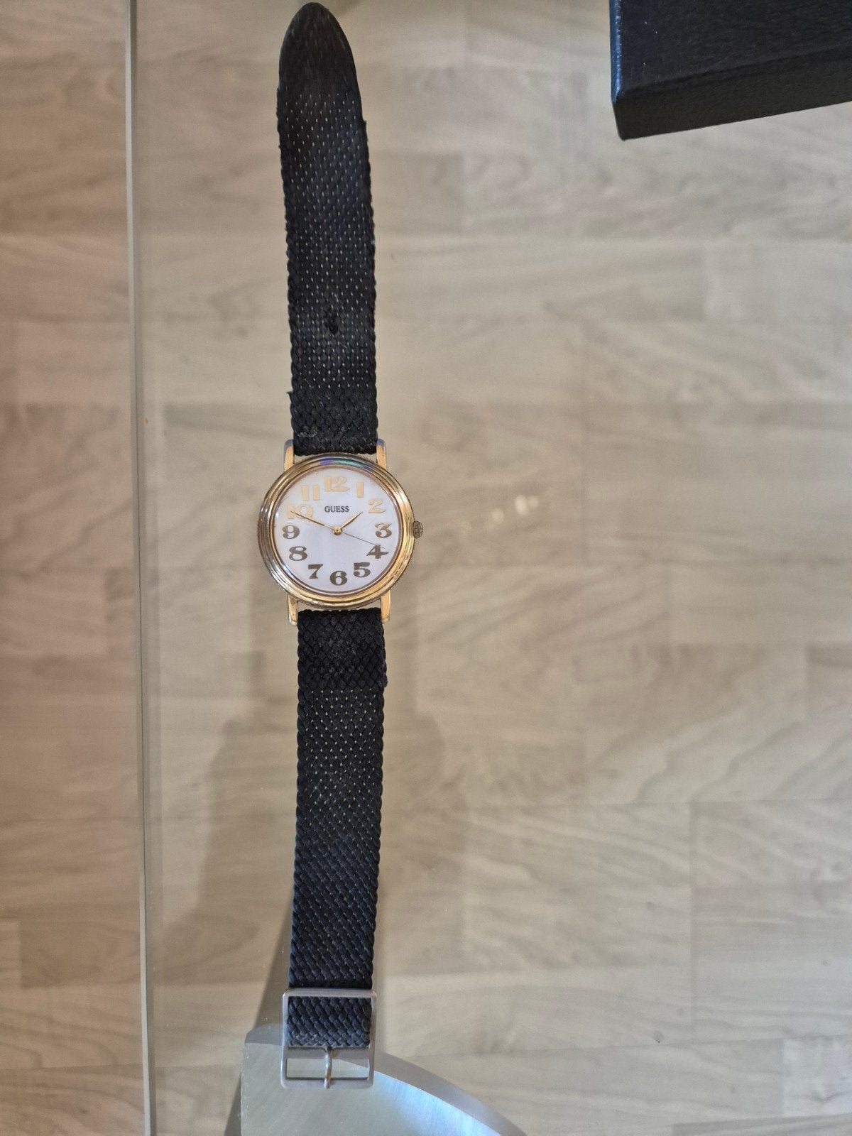 Guess horloge met stoffen band en doosje, loopt perfect, Ophalen of Verzenden