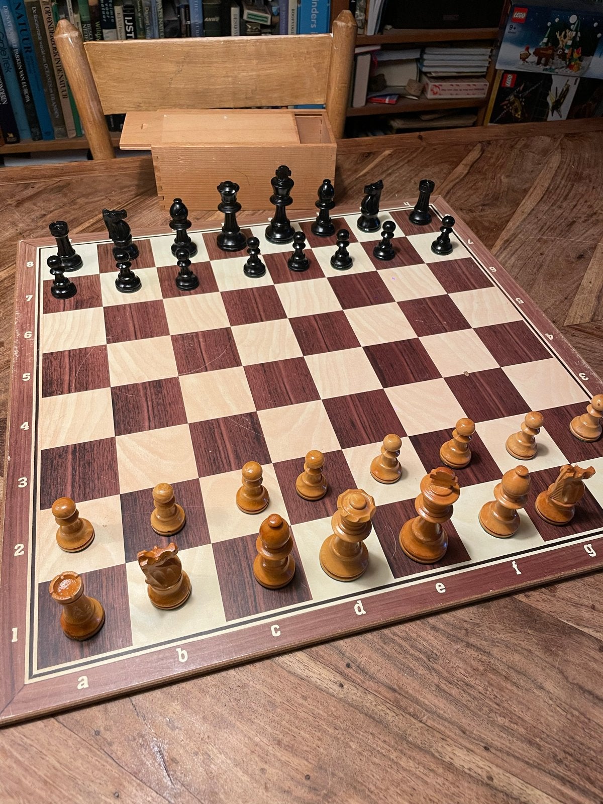 Schaakspel met hardboard bord en houten stukken, Een of twee spelers, Ophalen of Verzenden, Gebruikt