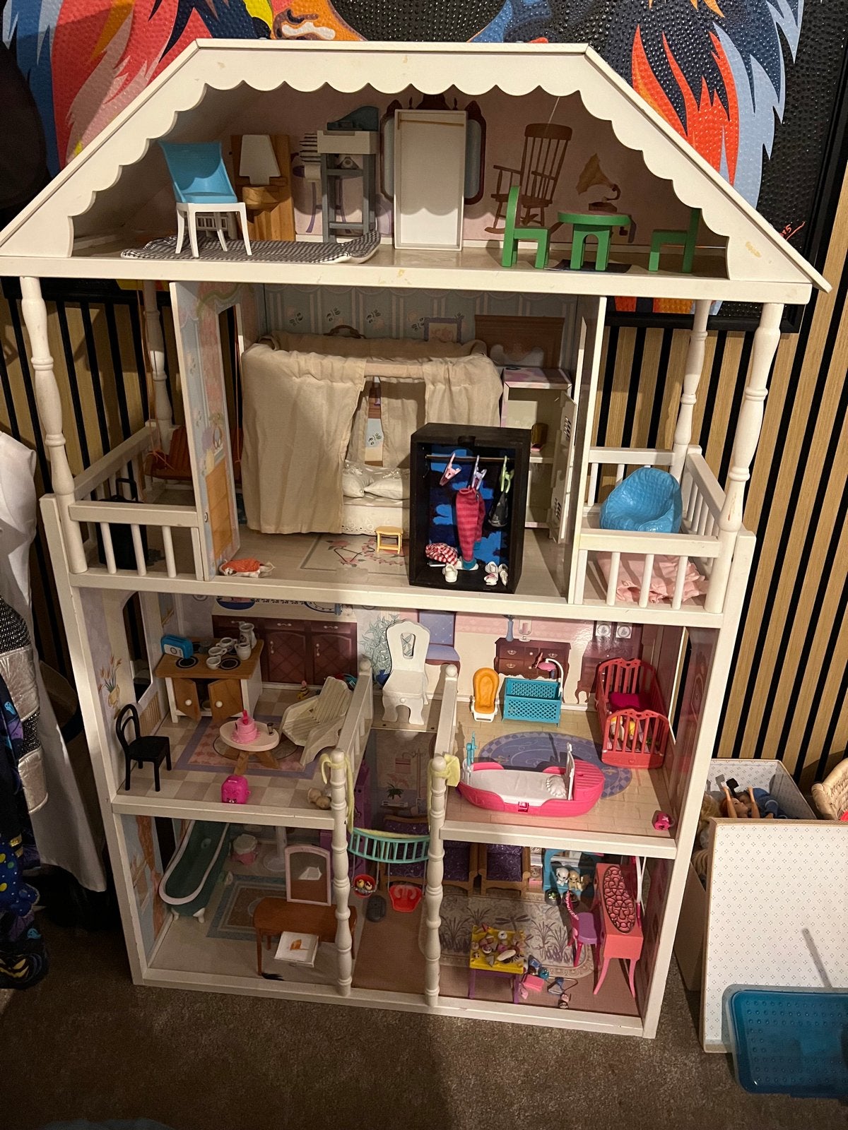 Groot houten poppenhuis met 4 etages en meubels, Ophalen, Gebruikt, Poppenhuis