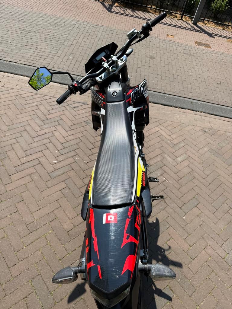 Derbi Senda SM Racing 2018 - Goed onderhouden met Leo Vince, Fietsen en Brommers, Brommers | Derbi, Gebruikt, Maximaal 45 km/u
