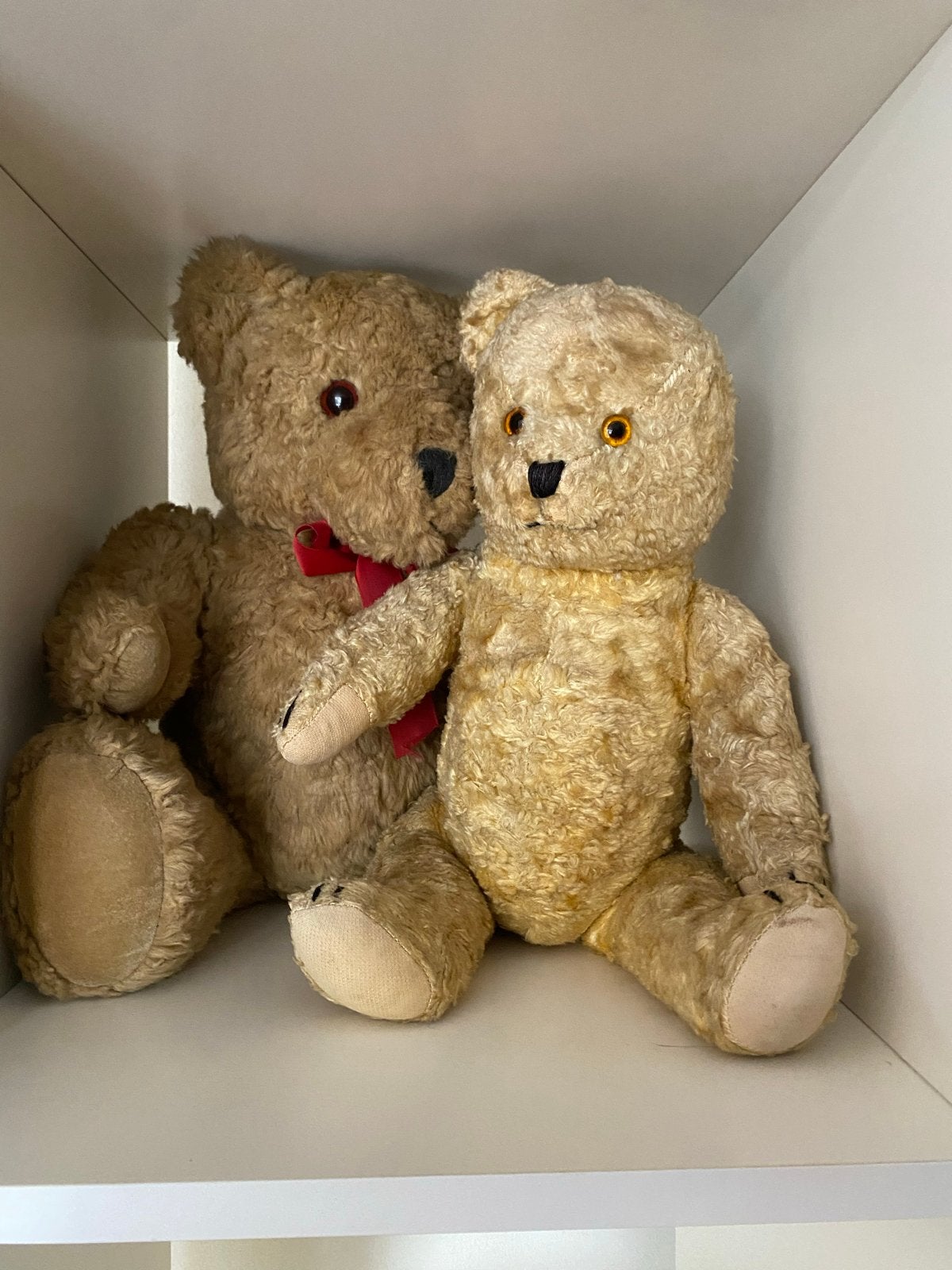 Twee vintage teddyberen, één met stro/houtvulling, Gebruikt, Beer, Ophalen of Verzenden, Middelgroot (20 tot 80 cm)