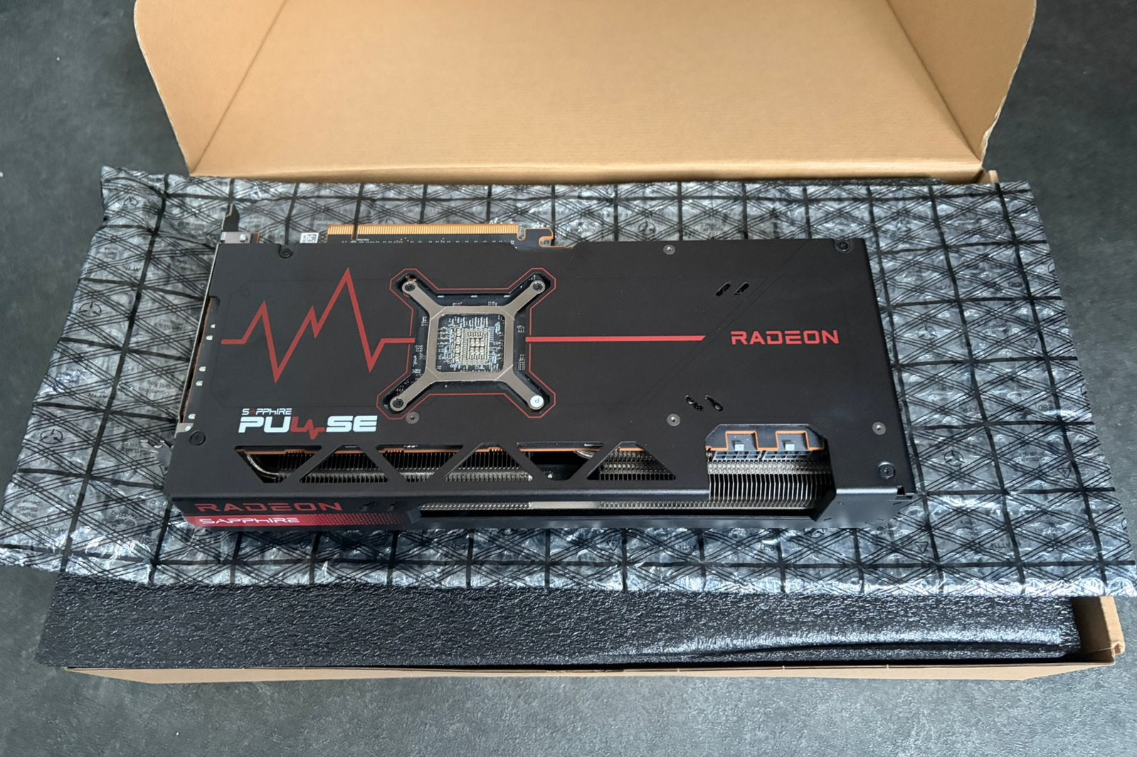 Sapphire Pulse AMD Radeon RX 7700 XT 12GB, Ophalen of Verzenden, Zo goed als nieuw, Overige soorten