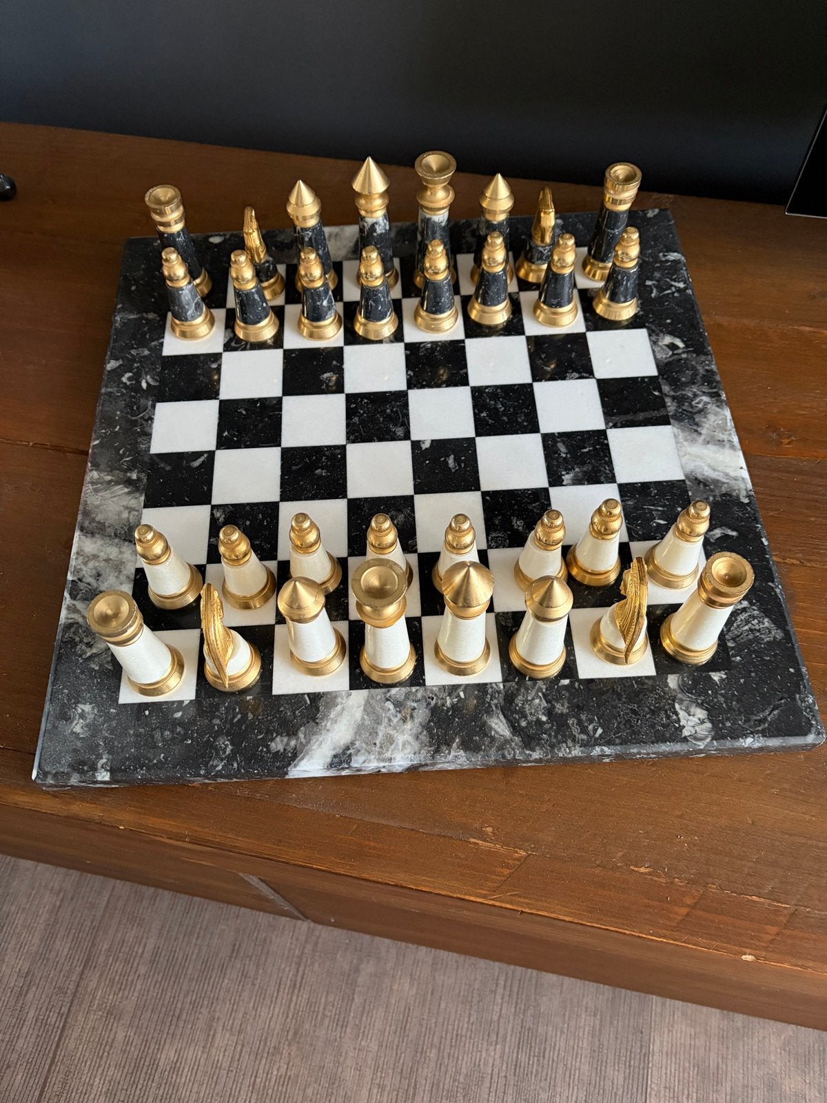 Luxe Marmeren Schaakspel met Gouden en Zwarte Stukken, Een of twee spelers, Ophalen of Verzenden, Zo goed als nieuw