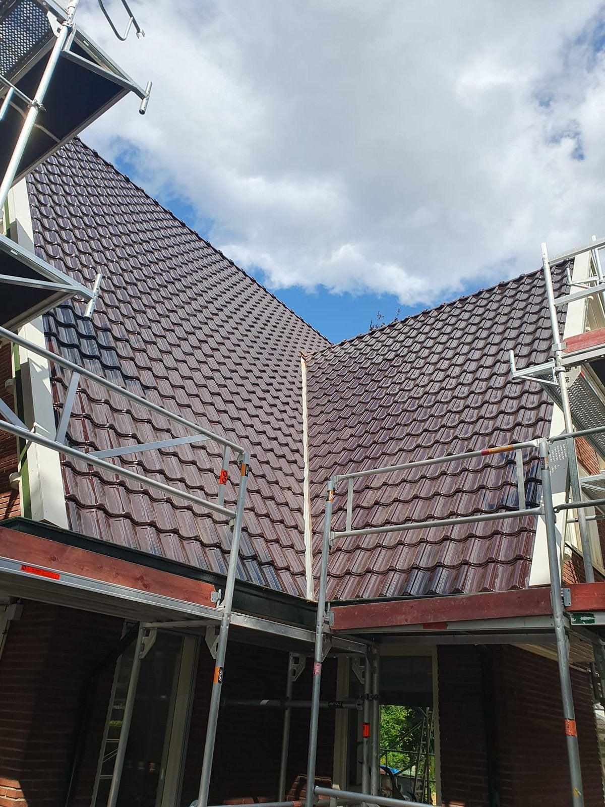 Nieuw 2 pallets - 50m2 wijnrode dakpannen Wienerberger, Ophalen, Steen of Klei, Nieuw, 15 m² of meer