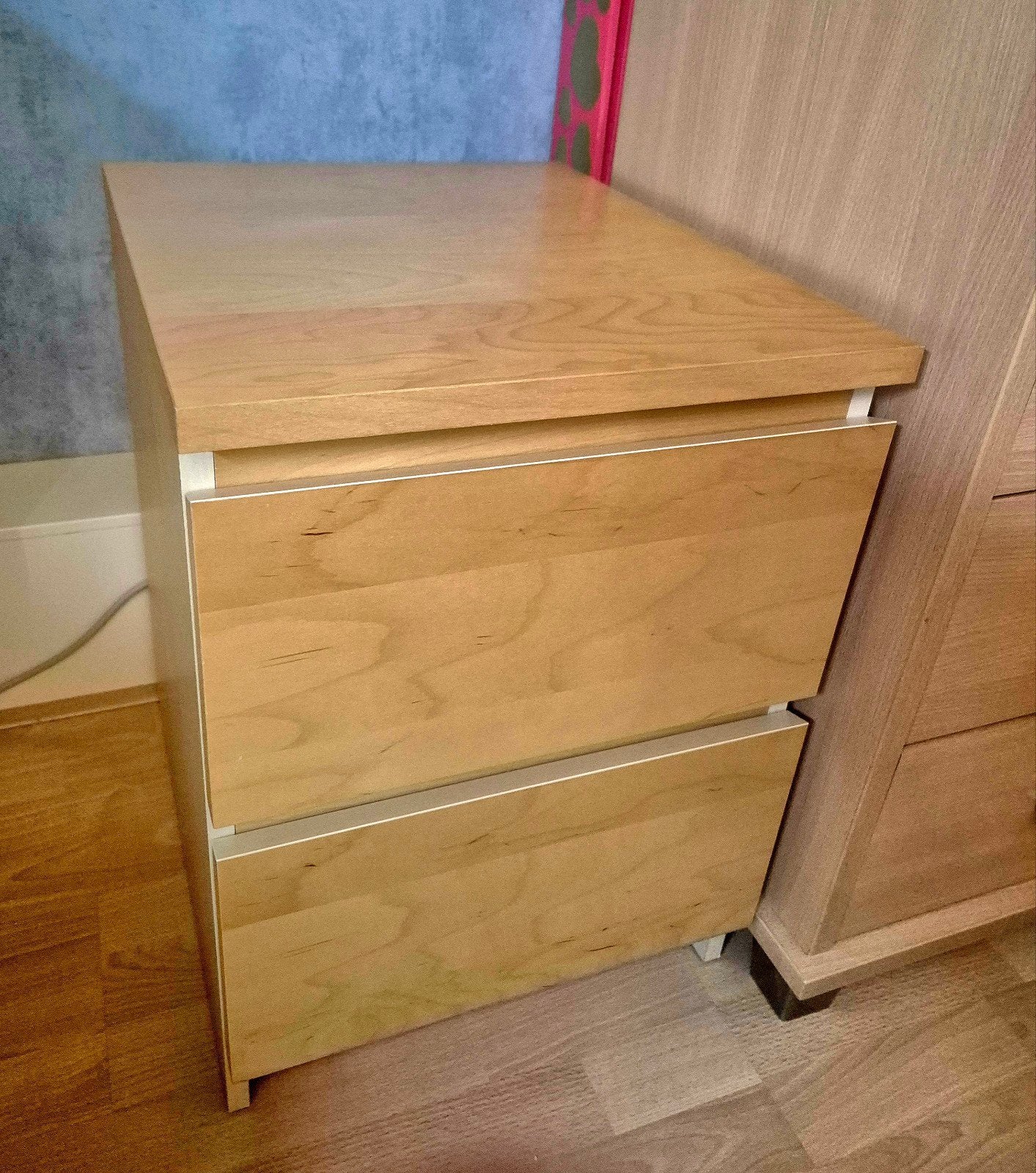 Malm nachtkastje met twee lades, Ophalen