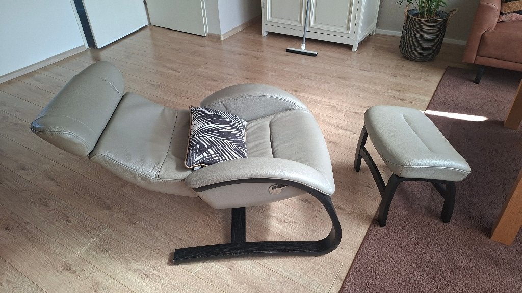 Leren Relaxstoel met voetenbank, Ophalen, Gebruikt, 50 tot 75 cm, Leer