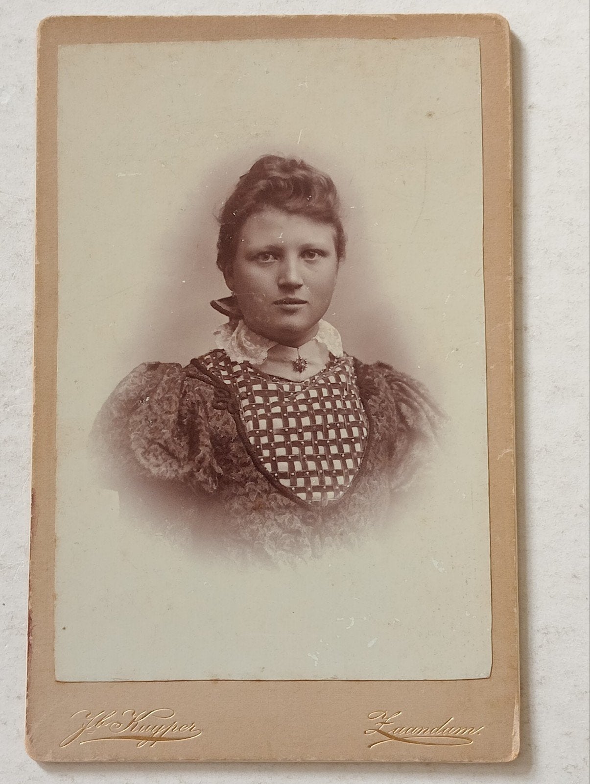 Antieke foto van vrouw in klederdracht, J.H. Kuyper Zaandam, Gebruikt, Foto, Klederdracht, Ophalen of Verzenden