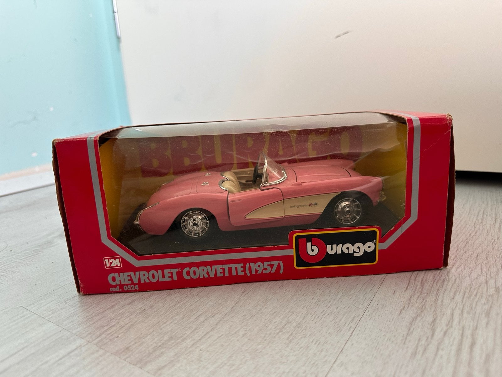 Bburago Chevrolet Corvette (1957) Roze - Schaalmodel 1:24, Ophalen of Verzenden, Zo goed als nieuw, Auto, Bburago