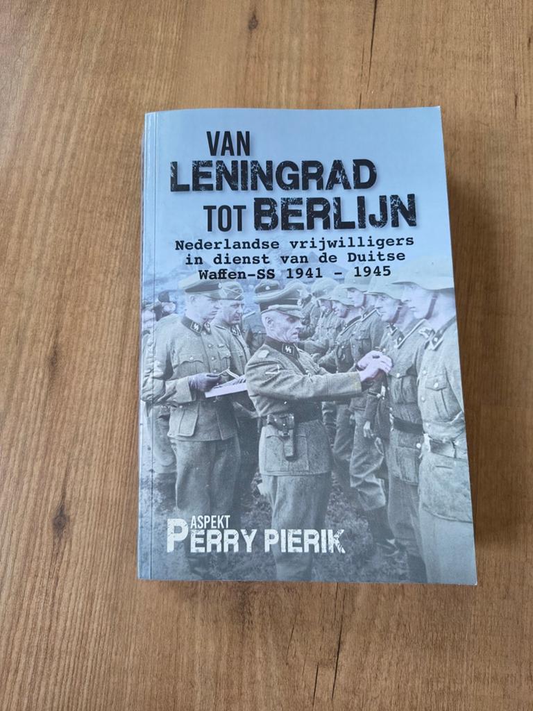 Van Leningrad tot Berlijn: Nederlandse vrijwilligers, Boeken, Perry Pierik, Zo goed als nieuw, Landmacht, Ophalen