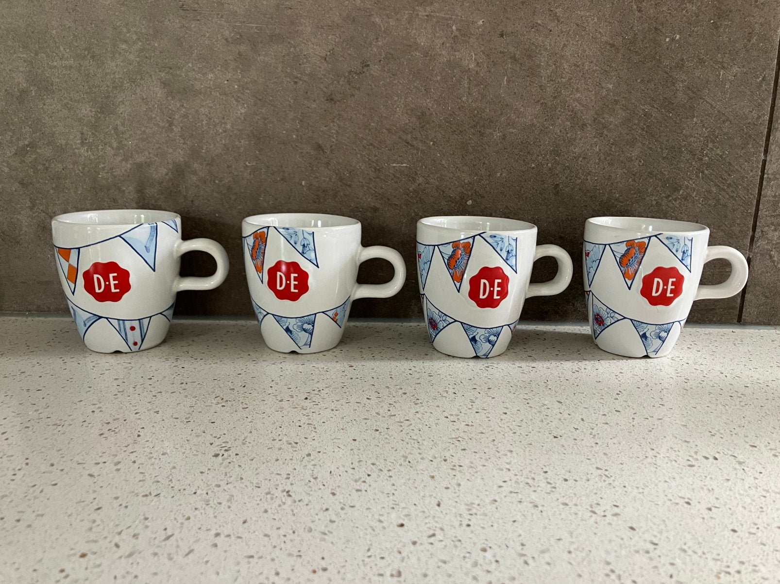 4 Douwe Egberts senseo kopjes - vlaggenlijn, Overige merken, Ophalen of Verzenden, Zo goed als nieuw, Overige stijlen