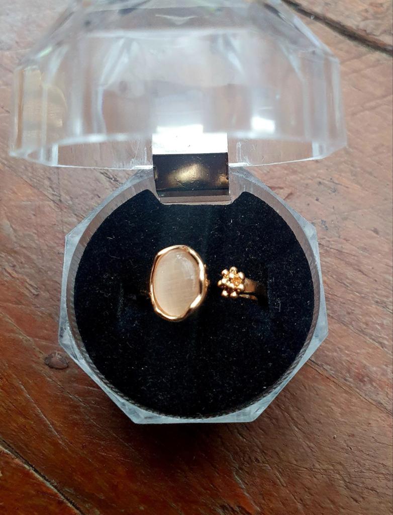 Verstelbare ring met ovale steen en bloemdetail, Overige materialen, Nieuw, Ophalen of Verzenden, 17 tot 18