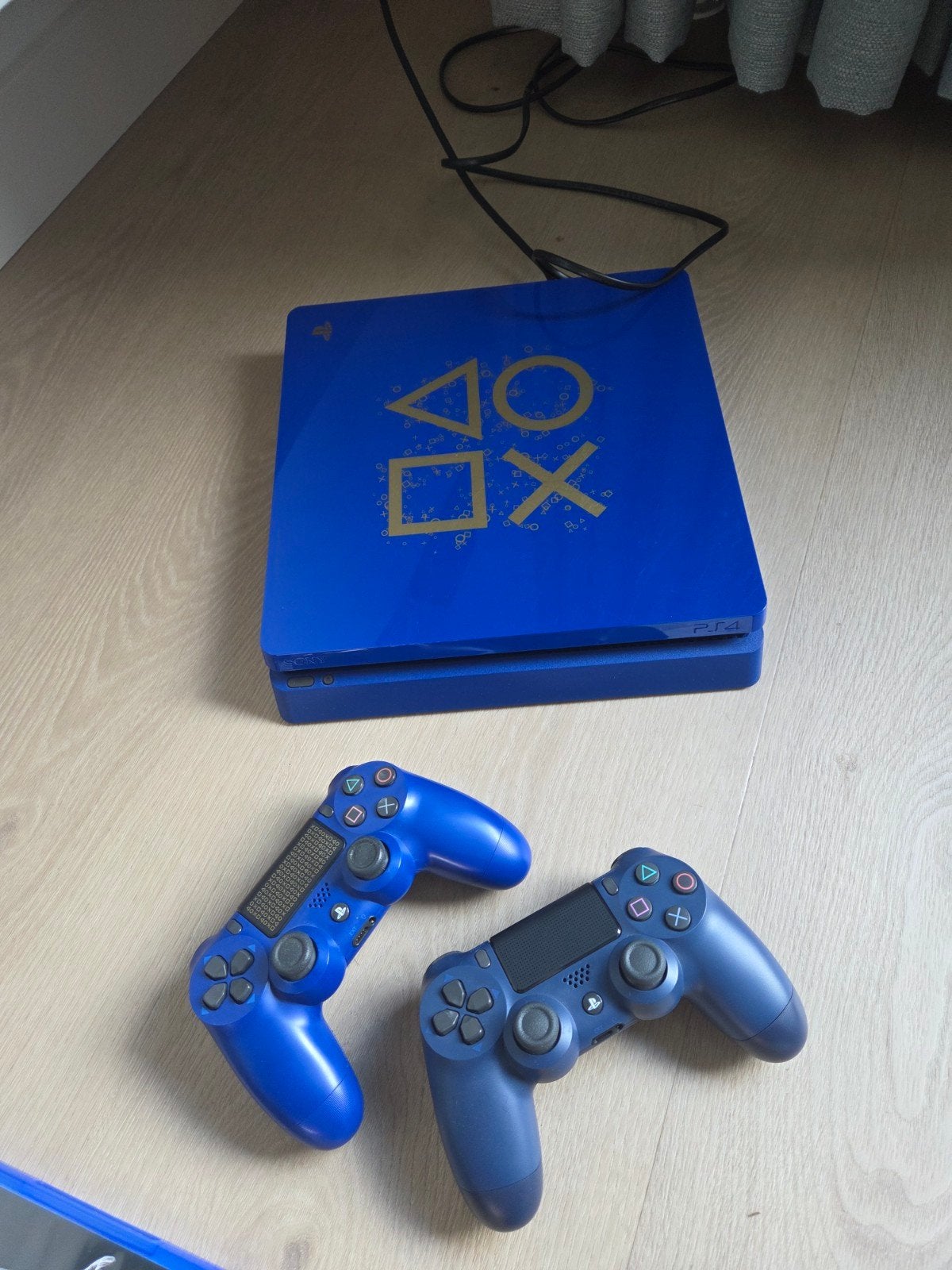 Sony Playstation 4 Slim - limited edition, met extras, Ophalen of Verzenden, Zo goed als nieuw, Met 2 controllers, Slim
