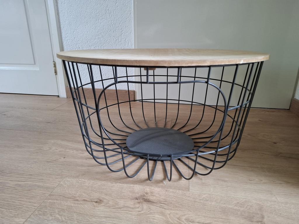 Ronde bijzettafel met houten blad en metalen mand, Huis en Inrichting, Tafels | Salontafels, Ophalen, Zo goed als nieuw