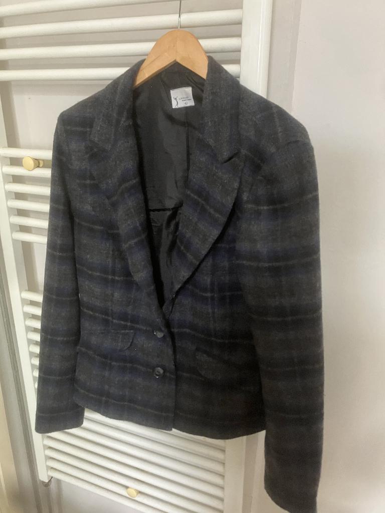 Mooie donkerblauw/grijze ruit blazer - maat 42, Blauw, Maat 42/44 (L), Ophalen of Verzenden, Jasje