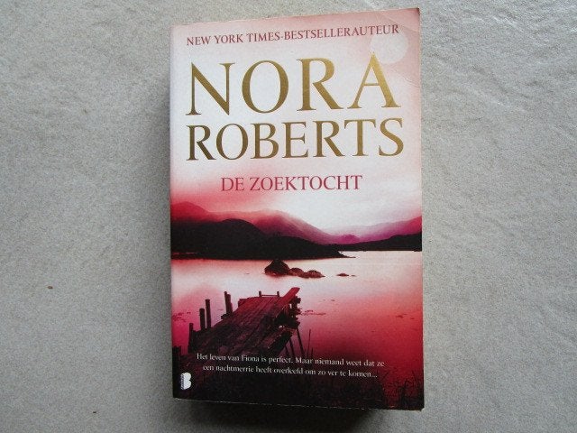 NORA ROBERTS : De zoektocht, Ophalen of Verzenden, Zo goed als nieuw, Nora Roberts