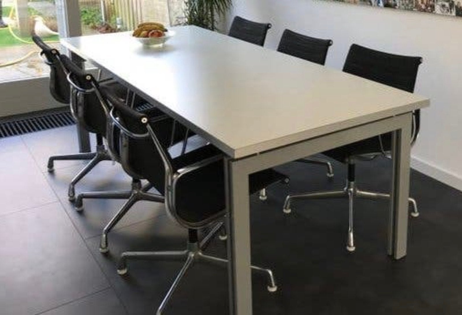 Gratis strakke witte tafel met grijs onderstel, Ophalen, Gebruikt