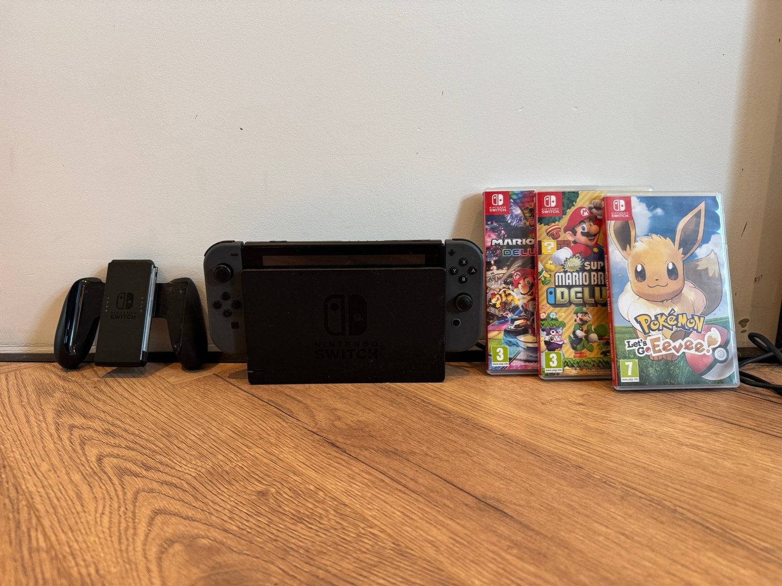Nintendo Switch + 3 spellen: 2x mario & Pokemon Eevee, Ophalen, Gebruikt, Met 2 controllers, Switch Original