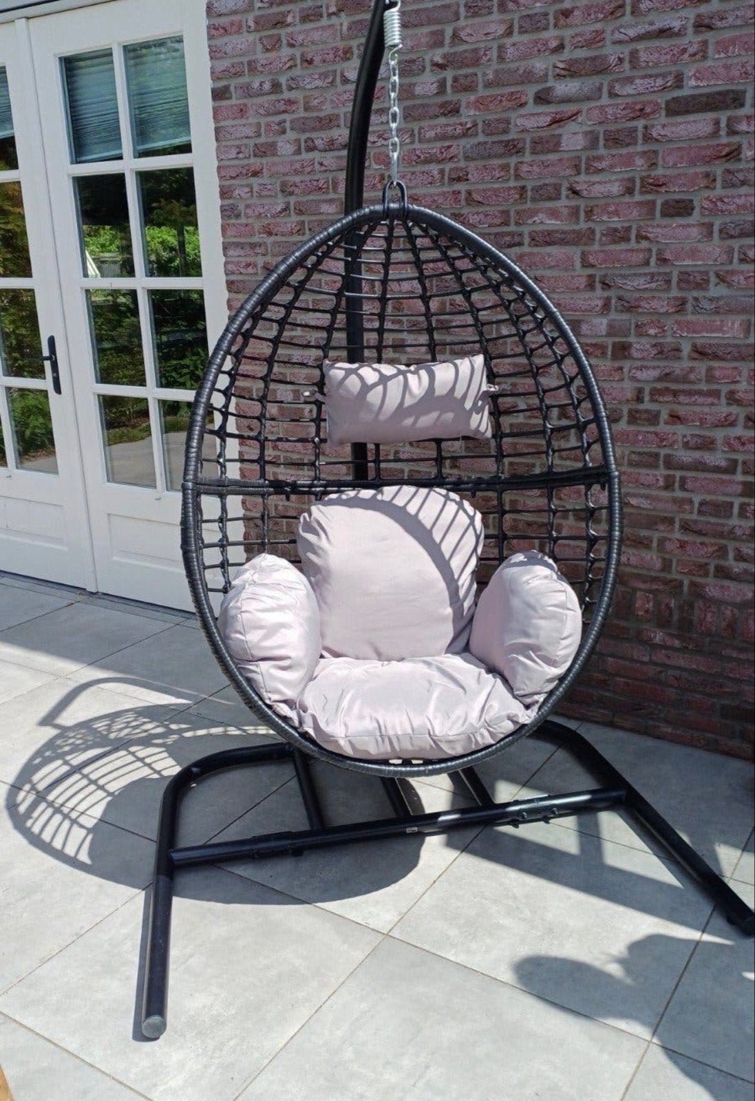 Comfortabele hangstoel met standaard en kussens, Tuin en Terras, Ophalen, Nieuw, Wicker