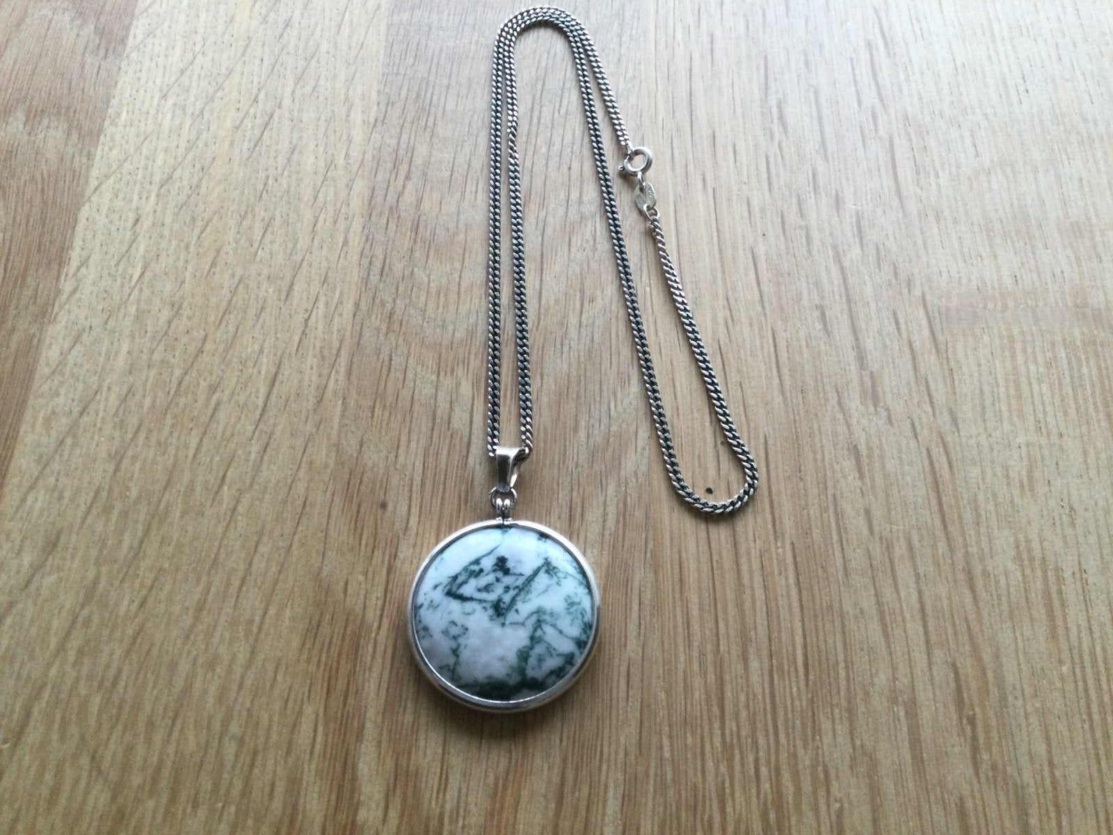Zilveren ketting met hanger van natuursteen., Ophalen of Verzenden, Zo goed als nieuw, Zilver, Met hanger